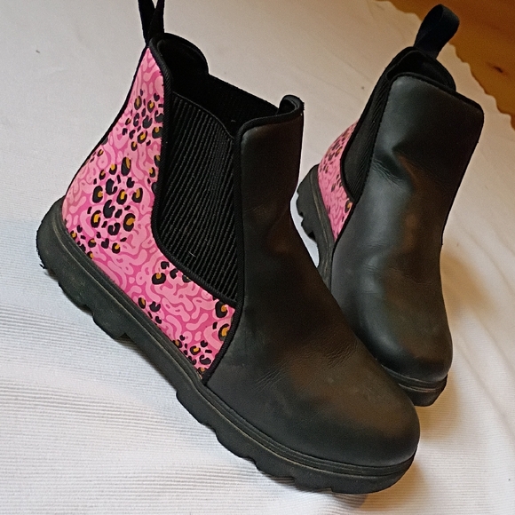 Native Pink and Black Kensington Girls Ankle Boots - Picture 1 of 8